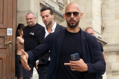 Bükreş, Romanya. 30 Mayıs 2024: Andrew Tate (R) ve kardeşi Tristan Tate (C) Bükreş Temyiz Mahkemesi 'nden ayrıldılar.