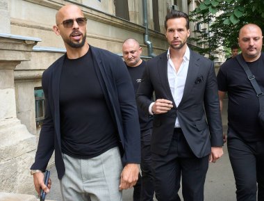 Bükreş, Romanya. 30 Mayıs 2024: Andrew Tate (L) ve kardeşi Tristan Tate (C-R) Bükreş Temyiz Mahkemesi 'nden ayrıldılar.