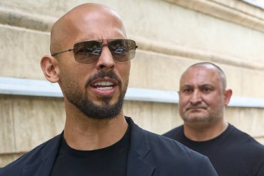 Bükreş, Romanya. 30 Mayıs 2024: Andrew Tate (L) ve kardeşi Tristan Tate Bükreş Temyiz Mahkemesi 'nden ayrıldılar.