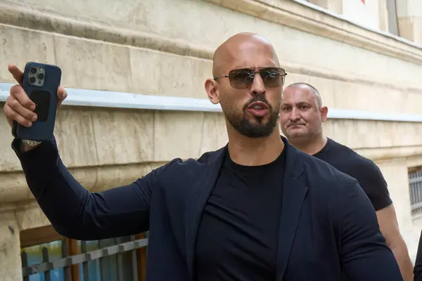 Bükreş, Romanya. 30 Mayıs 2024: Andrew Tate (L) ve kardeşi Tristan Tate Bükreş Temyiz Mahkemesi 'nden ayrıldılar.