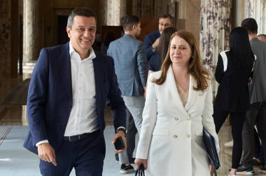 Bükreş, Romanya. 13 Haziran 2024: Sorin Grindeanu (L), Ulaştırma Bakanı ve Eğitim Bakanı Ligia Deca (R), Romanya Hükümeti 'nin genel merkezi Victoria Sarayı' ndaki hükümet toplantısına geldiler..
