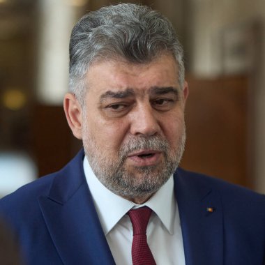 Bükreş, Romanya. 13 Haziran 2024: Romanya Başbakanı Marcel Ciolacu, Romanya Hükümeti genel merkezi Victoria Sarayı 'ndaki hükümet toplantısı öncesinde gazetecilere konuştu.