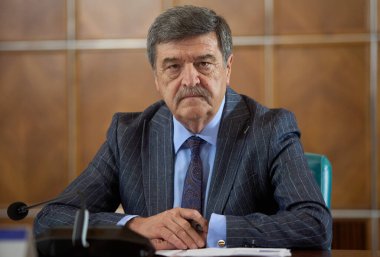 Bükreş, Romanya. 13 Haziran 2024: Romanya Kalıcı Seçim Dairesi Başkanı Toni Grebla, Romanya Hükümeti genel merkezi Victoria Sarayı 'ndaki hükümet toplantısına katıldı.