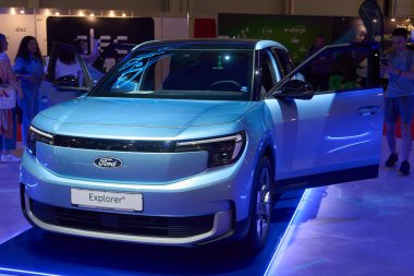 Bükreş, Romanya. 14 Haziran 2024: Yeni Elektrikli Ford Explorer SUV, Bükreş 'teki ROMEXPO Sergi Merkezi' nde TechExpo 2024 sırasında sergileniyor. Romanya 'daki Techpo teknoloji festivali melez ve el teknolojilerinde yeni teknolojileri bir araya getirdi