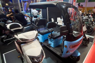 Bükreş, Romanya. 14 Haziran 2024: Bükreş 'teki ROMEXPO Sergi Merkezi' nde düzenlenen TechExpo 2024 sırasında, Türk üretici Kuba Motors 'tan Cabin ile birlikte optimumlu MAX elektrikli bisiklet sergileniyor. Romanya 'da Techpo teknoloji festivali