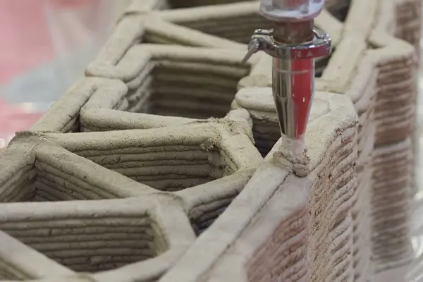 Bükreş, Romanya. 14 Haziran 2024: Aime Design 3D yazıcı vinci Bükreş 'teki ROMEXPO Sergi Merkezi' ndeki nZEB Expo Bucuresti 'de. NZEB Fuarı 'nın amacı halkı pasif konutların ilkeleri, nasıl doğru inşa edileceği hakkında bilgilendirmektir, susta