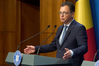 Bükreş, Romanya. 21 Haziran 2024: Stefan Radu Oprea, Ekonomi Bakanı. Romanya Hükümeti 'nin Victoria Sarayı' ndaki basın toplantısı sırasında konuşan.