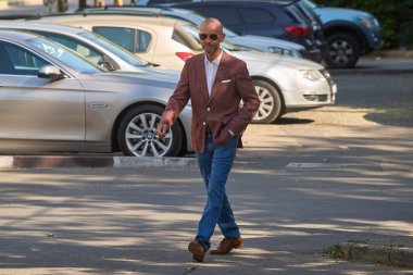 Bükreş, Romanya. 1 Temmuz 2024: Eski SRI Generali ve Romanya İstihbarat Teşkilatı Hukuk Dairesi (SRI) başkanı Dumitru Dumbrava Bükreş 'teki bir polis karakolundan ayrılıyor. Kendisi adli kontrol altında, kefaletle serbest bırakıldı.