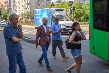 Bükreş, Romanya. 1 Temmuz 2024: Dumitru Dumbrava (C-L), eski SRI Generali ve Romanya İstihbarat Teşkilatı Hukuk Dairesi (SRI) başkanı, Bükreş 'teki bir polis karakolundan ayrıldıktan sonra otobüse bindi. Kefaletle serbest bırakıldı.,