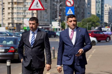 Bükreş, Romanya. 1 Temmuz 2024: Romanya Birliği İttifakı (AUR) başkanı ve Romanya cumhurbaşkanlığı adayı George Simion (R), ardından ilk başkan yardımcısı Marius Dorin Lulea (L), danışmanlık regasına geldi