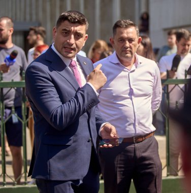 Bükreş, Romanya. 1 Temmuz 2024: Romanya Birliği İttifakı (AUR) başkanı ve Romanya cumhurbaşkanlığı adayı George Simion (L) ve Gheorghe Piperea (L), MEP, presi takvimi konulu istişareler için geldiler