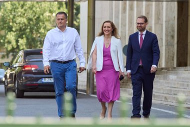 Bükreş, Romanya. 1 Temmuz 2024: Elena Lasconi (C), Romanya 'yı Kurtarma Birliği (USR) Başkanı ve Romanya cumhurbaşkanlığı adayı Lucian Daniel Stanciu Viziteu (L), Bacau belediye başkanı ve Timioara belediye başkanı Dominic Fritz (R), 