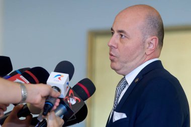 Bükreş, Romanya. 1 Temmuz 2024: PNL milletvekili Alexandru Muraru (L), Ulusal Liberal Parti Siyasi Bürosu toplantısında basına konuştu.