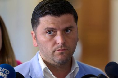 Bükreş, Romanya. 1 Temmuz 2024: PNL Başkan Yardımcısı Adrian Cozma, Ulusal Liberal Parti Ulusal Siyasi Bürosu toplantısından önce basın mensuplarına konuştu..