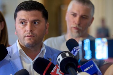 Bükreş, Romanya. 1 Temmuz 2024: PNL Başkan Yardımcısı Adrian Cozma, Ulusal Liberal Parti Ulusal Siyasi Bürosu toplantısından önce basın mensuplarına konuştu..