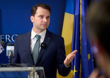 Bükreş, Romanya. 1 Temmuz 2024: Romanya Enerji Bakanı Sebastian Burduja, göreve geldikten bir yıl sonra bakanlık genel merkezinde düzenlediği basın toplantısında konuştu.