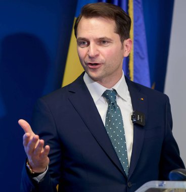 Bükreş, Romanya. 1 Temmuz 2024: Romanya Enerji Bakanı Sebastian Burduja, göreve geldikten bir yıl sonra bakanlık genel merkezinde düzenlediği basın toplantısında konuştu.