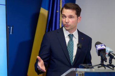 Bükreş, Romanya. 1 Temmuz 2024: Romanya Enerji Bakanı Sebastian Burduja, göreve geldikten bir yıl sonra bakanlık genel merkezinde düzenlediği basın toplantısında konuştu.