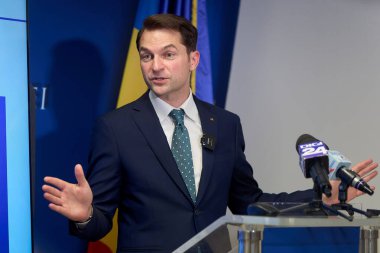 Bükreş, Romanya. 1 Temmuz 2024: Romanya Enerji Bakanı Sebastian Burduja, göreve geldikten bir yıl sonra bakanlık genel merkezinde düzenlediği basın toplantısında konuştu.