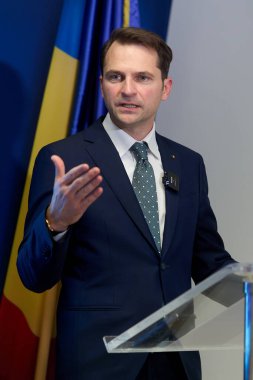 Bükreş, Romanya. 1 Temmuz 2024: Romanya Enerji Bakanı Sebastian Burduja, göreve geldikten bir yıl sonra bakanlık genel merkezinde düzenlediği basın toplantısında konuştu.