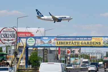 Otopeni, Romanya. 9 Temmuz 2024: Frankfurt 'tan Bükreş' e giden Tarom uçağı, Ulusal Yol no. Otopeni 'de 1, Bükreş' in 16,5 km kuzeyinde.