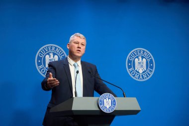 Popesti-Leordeni, Romanya. 11 Temmuz 2024: İçişleri Bakanı Catalin Predoiu, Romanya Hükümeti karargahı Victoria Sarayı 'ndaki hükümet basın toplantısında konuştu.
