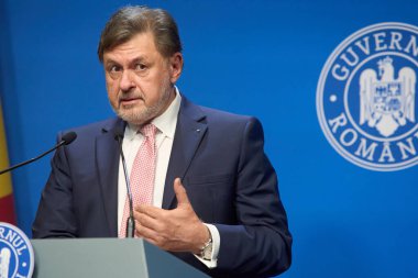 Popesti-Leordeni, Romanya. 11 Temmuz 2024: Romanya Hükümeti Genel Merkezi Victoria Sarayı 'ndaki hükümet basın toplantısında konuşan Sağlık Bakanı Alexandru Rafila.