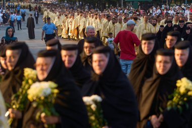 Bükreş, Romanya. 12 Temmuz 2024: Yeni Aziz Demetrius 'un eserlerinin Bükreş' e çevrilmesinin 250. yıldönümü vesilesiyle Ortodoks inananların kutsal yolculuğu.