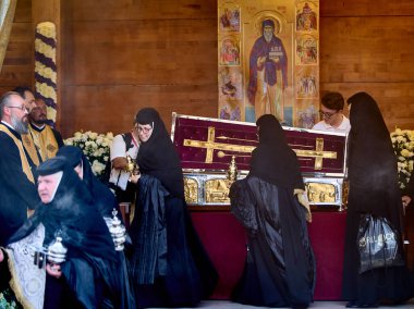 Bükreş, Romanya. 12 Temmuz 2024: Yeni Aziz Demetrius 'un eserlerinin Bükreş' e çevrilmesinin 250. yıldönümü vesilesiyle Ortodoks inananların kutsal yolculuğu.