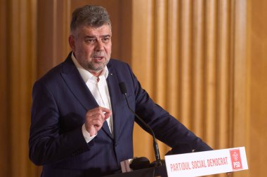 Bükreş, Romanya. 12 Temmuz 2024: Sosyal Demokrat Parti (PSD) genel başkanı ve Romanya başbakanı Marcel Ciolacu, partinin Ulusal Siyasi Konseyi toplantısının ardından düzenlediği basın toplantısında konuştu.