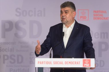 Bükreş, Romanya. 12 Temmuz 2024: Sosyal Demokrat Parti (PSD) genel başkanı ve Romanya başbakanı Marcel Ciolacu, partinin Ulusal Siyasi Konseyi toplantısının ardından düzenlediği basın toplantısında konuştu.