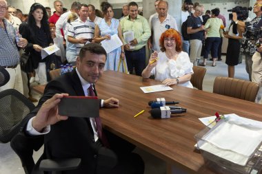 Bükreş, Romanya. 22 Temmuz 2024: George Simion (L), AUR partisinin cumhurbaşkanı adayı insanların 