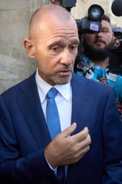 Bükreş, Romanya. 29 Temmuz 2024: Eski SRI Generali ve Romanya İstihbarat Teşkilatı Hukuk Dairesi (SRI) başkanı Dumitru Dumbrava, yargı kısıtlamalarının kaldırılmasını talep etmek üzere Bükreş Temyiz Mahkemesi 'ne geldi.