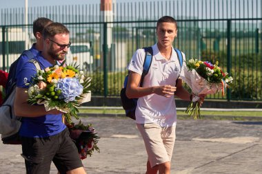 Otopeni, Romanya. 2 Ağustos 2024: Rumen Olimpiyat altın madalyalı yüzücü David Popovici, Paris 2024 Olimpiyat Oyunları 'ndan Romanya' nın Otopeni kentindeki Bükreş Henri Coanda Uluslararası Havalimanı 'ndan döndü. Popovici erkekler 200 metre serbest stilde altın madalya kazandı