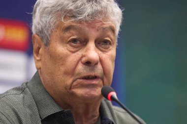 Bükreş, Romanya. 6 Ağustos 2024: Romanya Milli Futbol Takımı 'nın yeni teknik direktörü Mircea Lucescu, Romanya Futbol Federasyonu tarafından düzenlenen basın toplantısında takdim edildi..