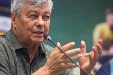 Bükreş, Romanya. 6 Ağustos 2024: Romanya Milli Futbol Takımı 'nın yeni teknik direktörü Mircea Lucescu, Romanya Futbol Federasyonu tarafından düzenlenen basın toplantısında takdim edildi..