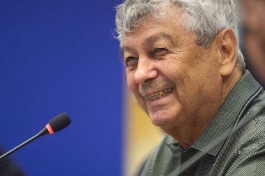 Bükreş, Romanya. 6 Ağustos 2024: Romanya Milli Futbol Takımı 'nın yeni teknik direktörü Mircea Lucescu, Romanya Futbol Federasyonu tarafından düzenlenen basın toplantısında takdim edildi..