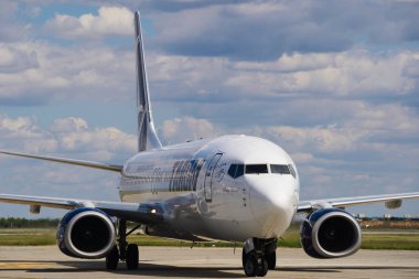 Otopeni, Romanya. 7 Ağustos 2024: Rumen kürek, jimnastik ve masa tenisi takımlarını taşıyan bir Tarom havayolu uçağı Paris 2024 Olimpiyat Oyunları 'ndan Otopeni, Romanya' daki Bükreş Henri Coanda Uluslararası Havalimanı 'na döndü.