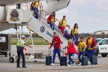 Otopeni, Romanya. 7 Ağustos 2024: Jimnastikçi Sabrina Maneca-Voinea (sağ altta) Rumen kürek, jimnastik ve masa tenisi takımlarının Bükreş 'teki Henri Coanda Enternastik' e gelişi sırasında uçaktan indi