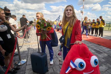 Otopeni, Romanya. 7 Ağustos 2024: Jimnastikçi Sabrina Maneca-Voinea (R) ve annesi ve antrenörü Camelia Voinea (L), 2024 Olimpiyat Oyunları 'ndan Bükreş' teki Henri Coanda Uluslararası Havalimanı 'na geldiler. Maneca-Voinea Mi 'de.