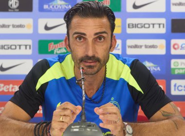 Bükreş, Romanya. 8 Ağustos 2024: FCSB futbol takımı teknik direktörü Elias Charalambous, FCSB Eğitim Merkezi 'nde düzenlenen bir basın toplantısında FCSB ile FCV Farul Constanta arasında oynanan 5.