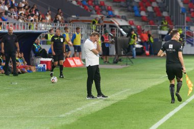 Bükreş, Romanya. 9 Ağustos 2024: Farul Constanta teknik direktörü Gheorghe Hagi, FCSB ile FCV Farul Constanta arasında oynanan futbol karşılaşmasında Romanya 2024-2025 futbol şampiyonasının ilk turu olan Superliga 'nın 5. turunda tepki gösterdi.