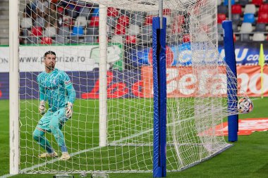 Bükreş, Romanya. 9 Ağustos 2024: Farul kalecisi Alexandru Buzbuchi, FCSB ile FCV Farul Constanta arasında oynanan futbol maçında Romanya 2024-2025 sezonunun ilk ligi olan Superliga 'nın 5. turunda kurtaramadığı için sahaya çıkıyor.