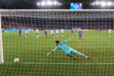 Bükreş, Romanya. 9 Ağustos 2024: FCSB 'den Darius Olaru (R), FCSB ile FCV Farul Constanta arasındaki futbol karşılaşmasında takımının penaltı noktasından Farul kalecisi Alexandru Buzbuchi' ye attığı üçüncü golü attı.,