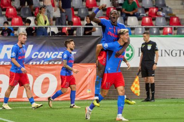 Bükreş, Romanya. 9 Ağustos 2024: FCSB 'den Joyskim Dawa ve FCSB' den David Miculescu, FCSB 'den Darius Olaru' nun FCSB ve FCV Farul Co arasında oynanan futbol maçında Farul 'a karşı attığı üçüncü golü kutladılar.