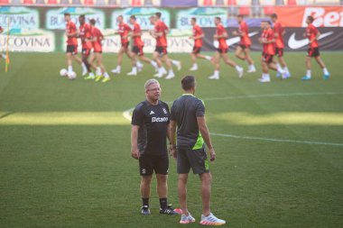 Bükreş, Romanya. 12 Ağustos 2024: Lars Friis, Sparta Praha futbol takımı koçu, bir antrenman sırasında, UEFA Şampiyonlar Ligi 'nden bir gün önce, FCSB ve AC Sparta Praha arasında Steaua Stadyumu' nda oynanan ikinci tur ikinci tur futbol maçı,