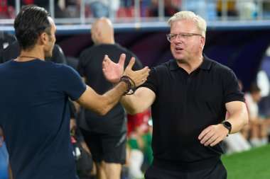 Bükreş, Romanya. 13 Ağustos 2024: Lars Friis (R), Sparta Praha teknik direktörü, UEFA Şampiyonlar Ligi 'nde Elias Charalambous (L), FCSB teknik direktörünü karşıladı.