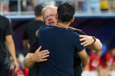 Bükreş, Romanya. 13 Ağustos 2024: Lars Friis (L), Sparta Praha teknik direktörü, UEFA Şampiyonlar Ligi 'nde Elias Charalambous, FCSB ve AC Sparta Praha arasında oynanan üçüncü ön eleme karşılaşması olan UEFA Şampiyonlar Ligi teknik direktörünü selamladı.