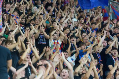Bükreş, Romanya. 13 Ağustos 2024: UEFA Şampiyonlar Ligi 'nde takımlarını destekleyen FCSB taraftarları, FCSB ile AC Sparta Praha arasında Bükreş' teki Steaua Stadyumu 'nda oynanan ikinci tur ikinci tur futbol karşılaşmasında üçüncü sırayı aldılar..