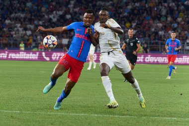 Bükreş, Romanya. 13 Ağustos 2024: FCSB 'den Siyabonga Ngezana (L) Steaua Stadi' de FCSB ve AC Sparta Praha arasında oynanan UEFA Şampiyonlar Ligi 'nde Spartalı Victor Olatunji (R) ile top için mücadele etmektedir.